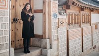 Pevita juga tampak cantik dengan pakaian musim dingin serba hitam. Bukan Pevita namanya jika tidak cantik (pevpearce/Instagram)