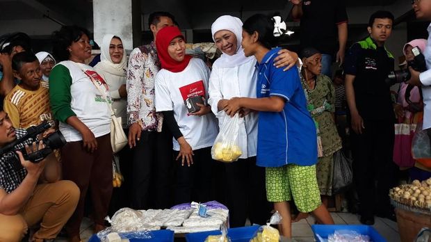 Khofifah dicurhati pedagang tentang sepinya pembeli