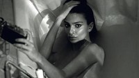 Emily sebelumnya mengunggah fotonya kala tampil sangat seksi di majalah Vanity Fair. (Dok. Instagram/emrata)