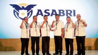 Hadir dalam acara tersebut, Direktur SDM dan Umum Herman Hidayat, Komisaris Utama Syafizal Ahiar, Direktur Utama Asabri Sonny Widjaja, Komisaris I Nengah Kastika, Direktur lnvestasi dan Keuangan Hari Setianto dan Direktur Operasional Adiyatmika berpangku tangan saat peluncuran logo baru Asabri di Bogor, Jawa Barat. Foto: dok. Asabri