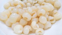 Longan yang bundar dan manis juga banyak dipadukan dengan es teh manis. Pilih longan kalengan agar lebih praktis dan terjamin kualitasnya. Foto: iStock