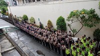 Pasukan keamanan yang apel di area dalam PN Jakut (Foto: Kanavino Ahmad Rizqo/detikcom)