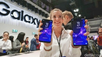 Galaxy S9 dengan RAM 4 GB / ROM 64 GB dibanderol seharga Rp 11.499.000. Sementara S9+ RAM 6GB /ROM 64 GB dibanderol Rp 12.999.000,  S9+ RAM 6 GB/ ROM 256 GB dihargai Rp 14.499.000.  Foto: Rachmatunnisa/detikINET