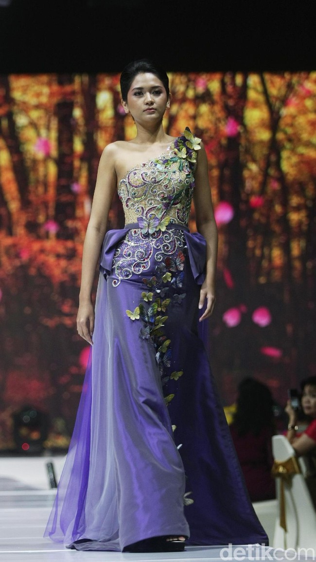 Fashion show Misan Kopaka menampilkan koleksi busana yang bertemakan Mystical Spring Secret’ di Holiday Inn, Kemayoran, Jakarta, Jumat (23/2/2018). (Foto: Mohammad Abduh/Wolipop)