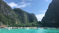 Maya Bay namanya menjadi sorotaon setelah menjai lokasi syuting dari film aktor Leonardo DiCaprio berjudul The Beach pada tahun 2000. Semenjak itulah lonjakan pengunjung ke Maya Bay menjadi tajam. (Pool)