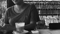 Minum kopi bareng sang istri sebelum berangkat kerja. Menurutnya, pacaran bareng istri setiap 15 menit sebelum berangkat kerja bisa bikin dirinya bahagia sepanjang hari. Duh, gombalannya! Foto: Instagram @ariyowahab
