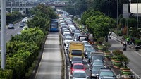 Tingginya volume kendaraan menjadi penyebab kemacetan ini.