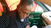 Keberadaan keduanya bersama mobil Charade berwarna hijau tua ini beredar di sejumlah grup Whatsapp. Merasa prihatin dengan kondisi yang dialami Buang dan Surtiah, sejumlah komunitas mobil memastikannya dengan mendatangi lokasi pada Sabtu (24/2). Istimewa.