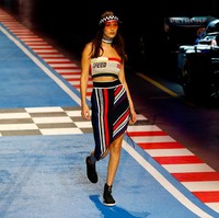 Mendukung koleksi terakhir sang kakak, Bella Hadid juga ikut melenggang di runway. Foto: Reuters