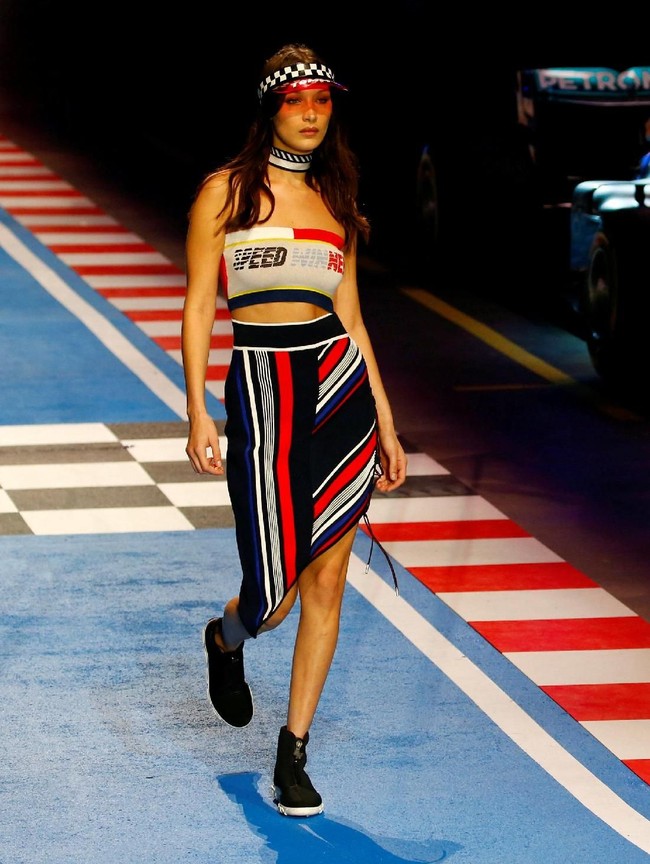 Mendukung koleksi terakhir sang kakak, Bella Hadid juga ikut melenggang di runway. Foto: Reuters