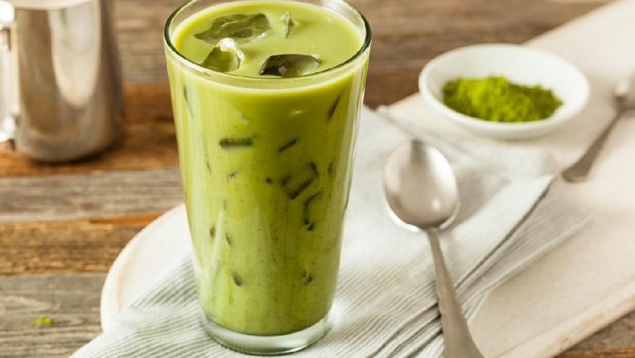 Homemade Iced Matcha Latte Tea with Milk
