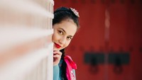 Sambil berpose malu-malu, Pevita tidak ada ubahnya dengan putri Korea Selatan yang sedang menanti Oppa tercinta. Tatapan matanya itu lho (pevpearce/Instagram)