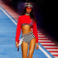 Fashion show bertema Formula 1 ini sekaligus mengakhiri kolaborasi Tommy Hilfiger dan Gigi Hadid setelah merilis empat koleksi sejak 2017. Foto: Reuters