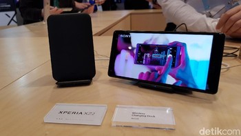 Sedangkan Xperia XZ2 Compact memiliki kamera yang sedikit berada di atas, dan posisi lampu flash bergeser ke sisi kanan ponsel. Posisi sensor pemindai sidik jarinya tak berbeda jauh dari Xperia XZ2.  (Foto: detikINET/Achmad Rouzni Noor II)