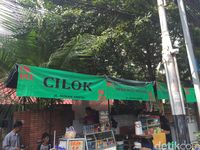PKL Berspanduk OK OCE Buka Lapak di Trotoar Jaksel