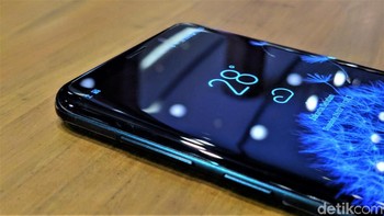 Ponsel ini dibuat tahan air dan debu. Selain itu mendukung pengisian ulang cepat secara wireless. Foto: Adi Fida Rahman/detikINET