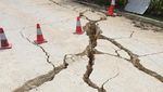 Penampakan Terbelahnya Jalan di Papua Pasca Diguncang Gempa