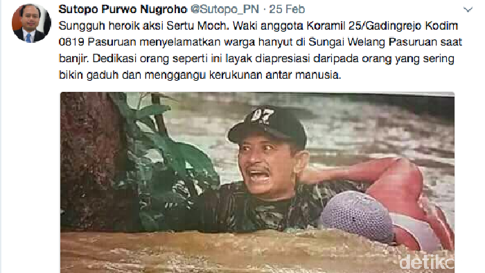 Di Balik Foto Heroik Sertu Waki Selamatkan Warga Terseret Banjir