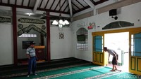 Jemaah lain kemudian ikut menghampiri. Bendahara musala, Adeng Djumhana (66) menyebut saat itu sudah banyak jemaah yang datang. Mereka lalu menghampiri dan menggotong Haji Kaimin.
