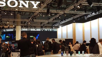 Booth Sony pada gelaran MWC 2018 di Barcelona, Spanyol yang cukup ramai. Mereka umumnya ingin menjajal Xperia XZ2 dan XZ2 Compact. (Foto: detikINET/Achmad Rouzni Noor II)
