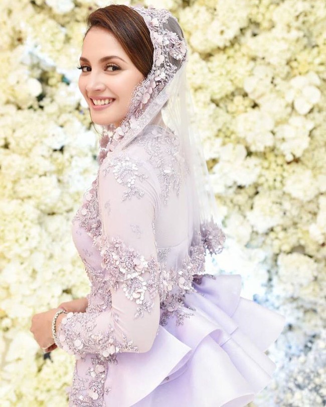 Cantiknya Fazura dengan gaun brokat bunga bernuansa ungu dan veil saat melangsungkan pertunangan. Foto: Instagram