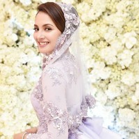 Cantiknya Fazura dengan gaun brokat bunga bernuansa ungu dan veil saat melangsungkan pertunangan. Foto: Instagram