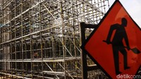 Saat ini sebanyak 23 proyek infrastruktur yang terkena moratorium sudah boleh kembali melanjutkan pekerjaannya setelah melalui evaluasi dan mendapat persetujuan oleh Komite Keselamatan Konstruksi (KKK).