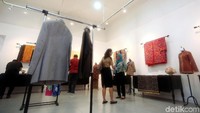 Pengunjung melihat-lihat barang yang dilelang.