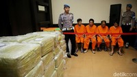 Penampakan sabu seberat 1,622 ton berserta empat tersangka diperlihatkan kepada wartawan di Bareskrim Polri, Jakarta, Selasa (27/2/2018).