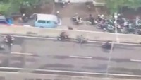Beberapa pemotor yang sudah terlanjur lewat di depan polisi kena razia. 