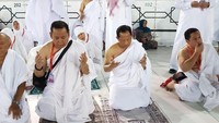 Kapolri Tito tengah berdoa saat melaksanakan ibadah umrah. 