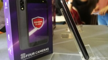 Untuk daya tahannya ponsel ini dibekali baterai 2.600 mAh. (Foto: detikINET/Muhammad Alif Goenawan)