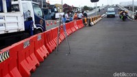 Terpantau, para pengendara roda dua dan roda empat ramai melintas jalan layang ini. Setelah dibuka, kemacetan yang semula terjadi di jalur bawah kini terurai.