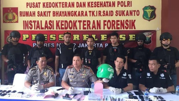 Tersangka melawan saat ditangkap polisi.