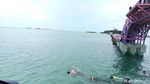 Aksi Sandiaga Terjun dari Jembatan Cinta dan Renang di Pulau Tidung