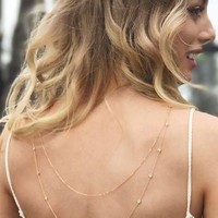 Tren pernikahan 2018 yang cukup unik adalah gaun backless. Tak sekadar backless, bagian punggung yang terbuka juga dilengkapi kalung minimalis sehingga tampak cantik seperti ini. Foto: Pinterest