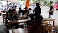 Sejumlah pembeli memenuhi lokasi pada jam makan siang.