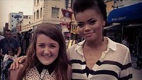 Seorang gadis tak bisa menahan kebahagiaannya kala berpose dengan Rihanna palsu. (Dok. Ist)