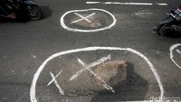 Hingga saat ini jalan berlubang tersebut masih belum diperbaiki.
