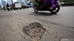Duh, Banyak Jalan Berlubang di Jalan Gatot Subroto