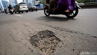 Para pengendara terutama kendaraan bermotor harus waspada saat melintas dijalan tersebut akibat jalan penuh dengan lubang.