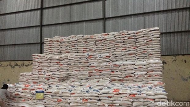 Hanya tumpukan karung beras ini yang tersisa di gudang Bulog Indramayu