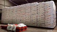 Beras impor dari Vietnam dan Thailand masuk ke gudang Bulog di Kelapa Gading, Jakarta Utara. Totalnya ada 281.000 ton beras dari Vietnam dan Thailand masuk ke Indonesia.