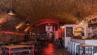 Konsep kafe yang unik dengan aksen minimalis, membuat Draughts menjadi tempat nongkrong yang ramai dikunjungi di kota London. Foto: Istimewa