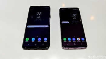 Galaxy S9 dengan RAM 4 GB dan berbekal memori 64 GB dibanderol seharga Rp 11.499.000. Sementara S9+ RAM 6GB memori 64 GB dibanderol Rp 12.999.000 dan S9+ dengan RAM 6 GB serta memori 256 GB dihargai Rp 14.499.000.  Foto: Adi Fida Rahman/detikINET