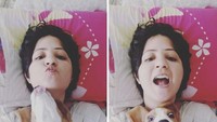 Lalu seorang perempuan berfoto bersama anjing peliharaannya dengan ekspresi sama.