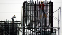 Pekerja membangun tiang pancang untuk proyek tol tersebut.