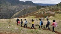 Foto: Seperti inilah perjuangan pelajar di  Weining Yi, Hui, dan Miao Autonomous County, Provinsi Guizhou , China. Mereka harus melewati pegunungan via jalan setapak untuk menuju sekolah. (Stringer/Reuters)