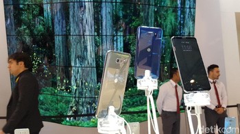 Dengan teknik pixel binning, LG menurunkan resolusi sebanyak 2 kali di setiap axis sehingga dari sensor 16 megapiksel akan menghasilkan 4 megapiksel. Cahaya dikumpulkan dari tiga piksel di sekitarnya agar mendapatkan foto yang lebih terang. (Foto: detikINET/Achmad Rouzni Noor II)