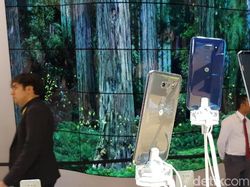 Menggenggam Ponsel Premium LG V30S ThinQ